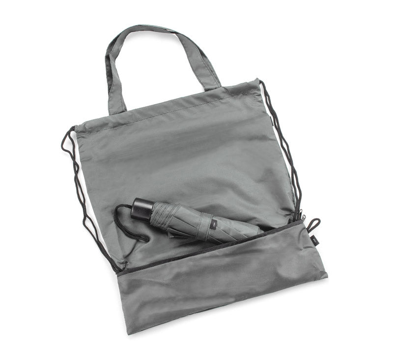 RAINY torba na vezicu i kišobran izrađena je od RPET poliestera, što je čini ekološki prihvatljivijom. Unutrašnjost torbe je jednokomorna.