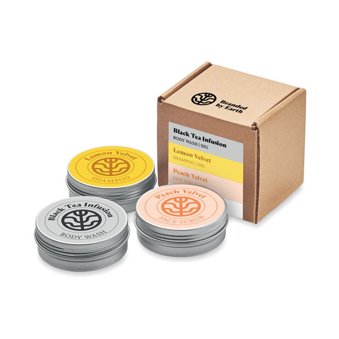 Unisex putni poklon set marke Branded By Earth. Uključuje 50gr gel za tuširanje, šampon i piling za lice. Predstavljeno u kutiji od recikliranog papira.
