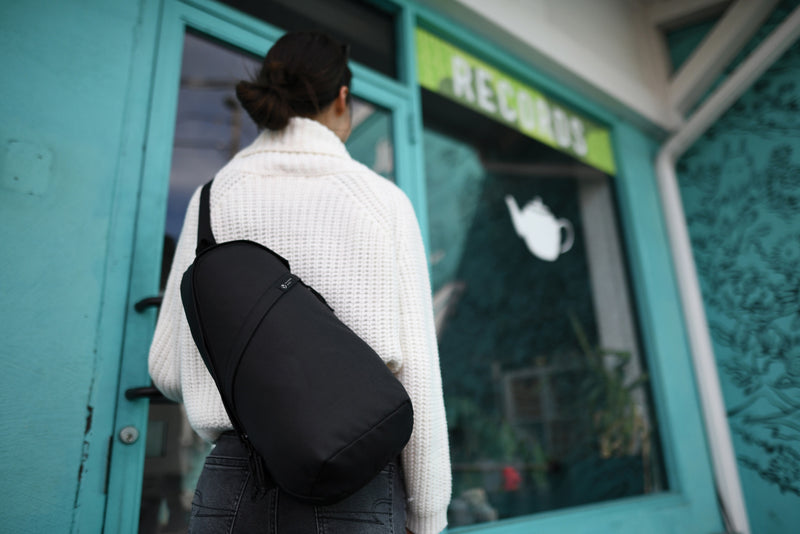 Sling torba izrađena od reciklirane tkanine s prednjim džepom