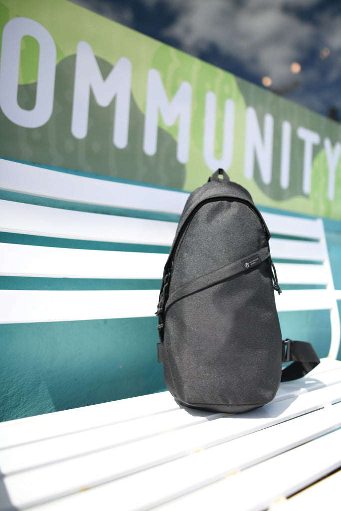 Sling torba izrađena od reciklirane tkanine s prednjim džepom