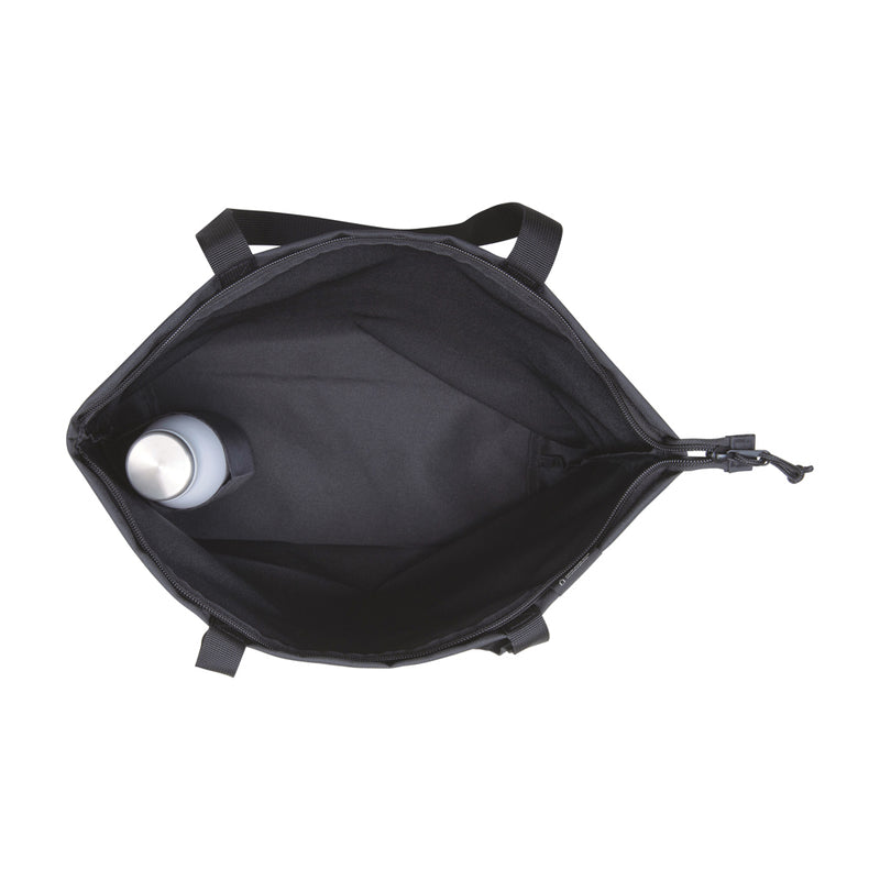 Reklamna torba izrađena od reciklirane tkanine s unutarnjim pretincem za bočicu i zatvaračem, crna boja | Promidžbeni pokloni