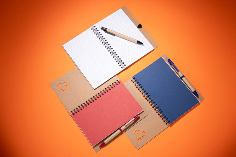 Spiralni eko A5 notes s kartonskim omotom i kemijskom olovkom