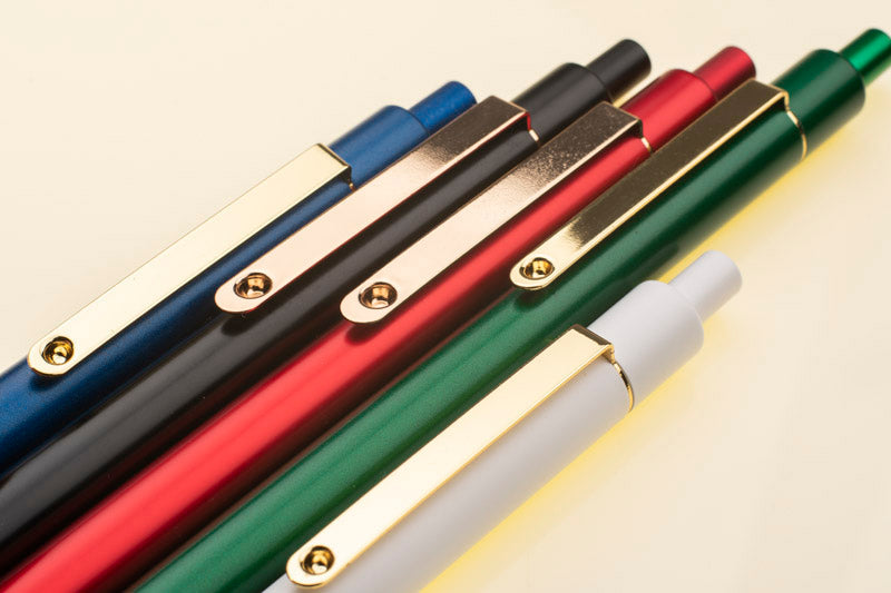 Promotivna elegantna mat kemijska olovka sa zlatnom kopčom, sve dostupne boje | Poslovni pokloni