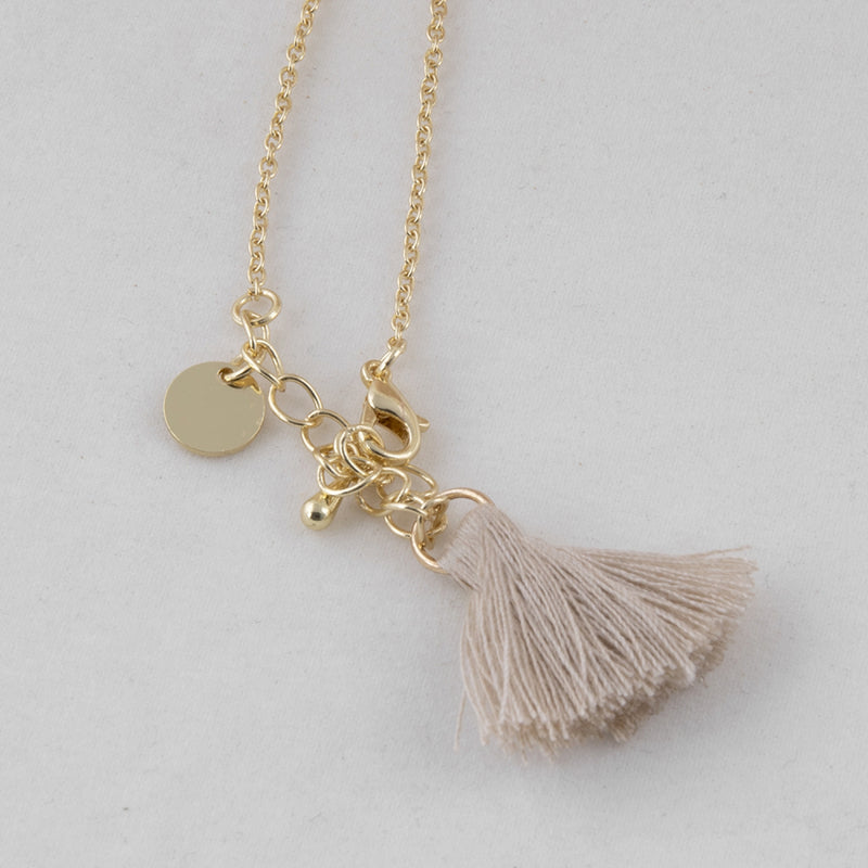 Drvena lepeza s ukrasnom narukvicom s pomponom