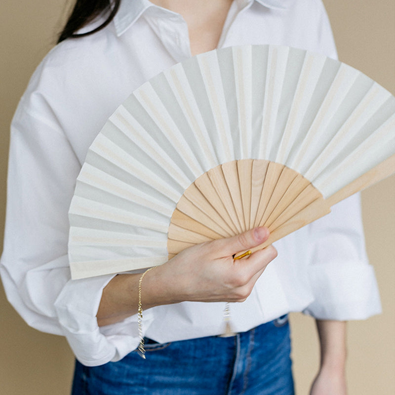 Drvena lepeza s ukrasnom narukvicom s pomponom