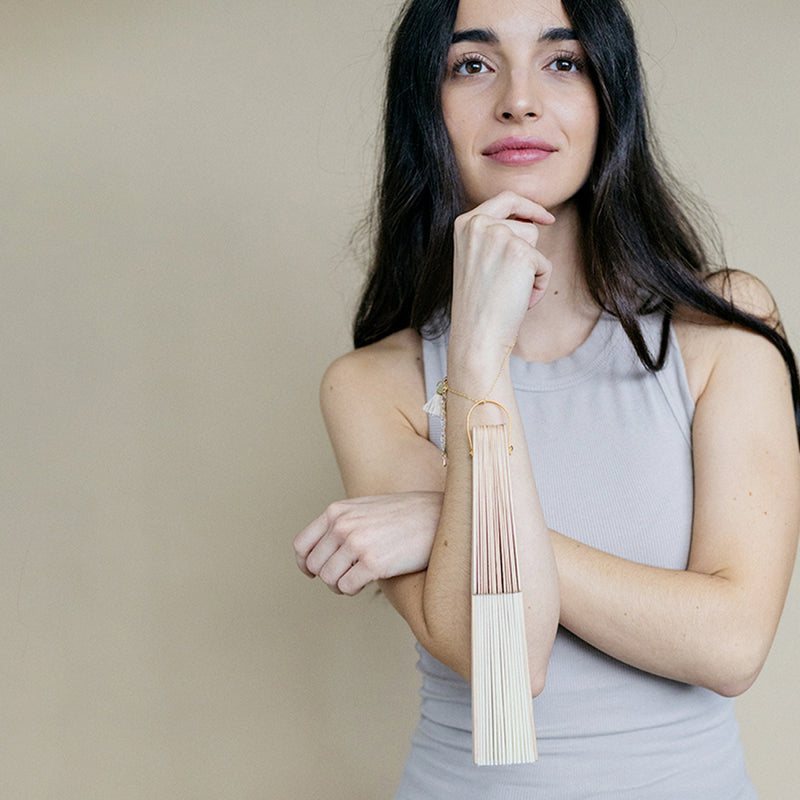 Drvena lepeza s ukrasnom narukvicom s pomponom