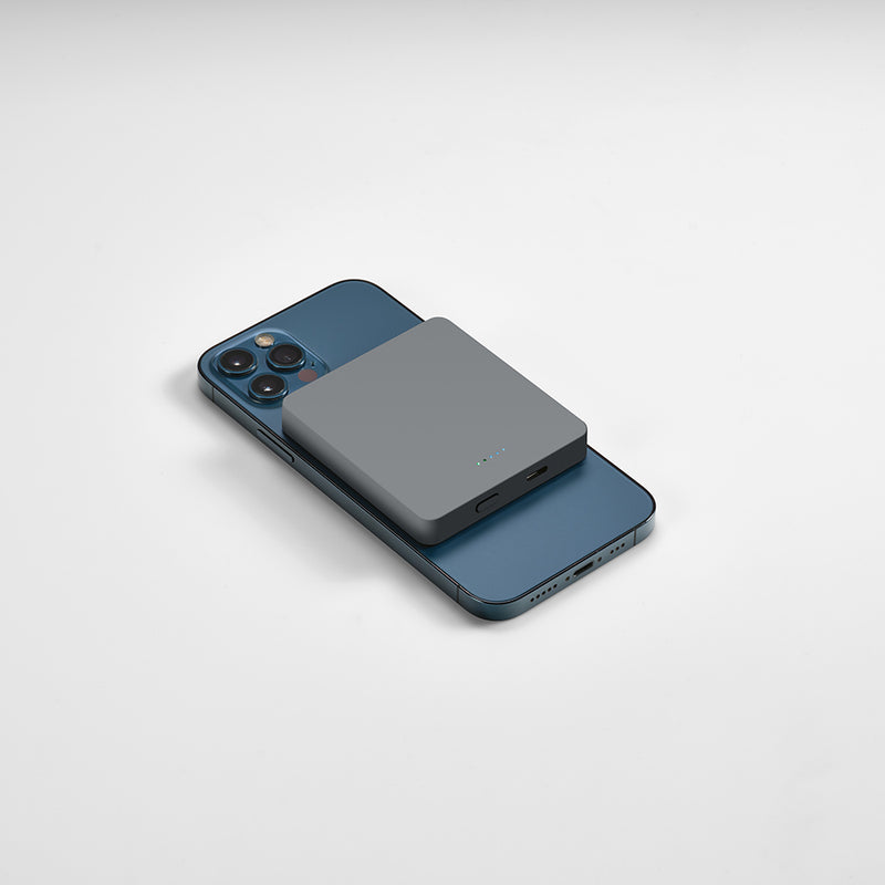 Reklamni magnetni bežični powerbank od reciklirane plastike 5000 mAh, siva boja | Promidžbeni pokloni