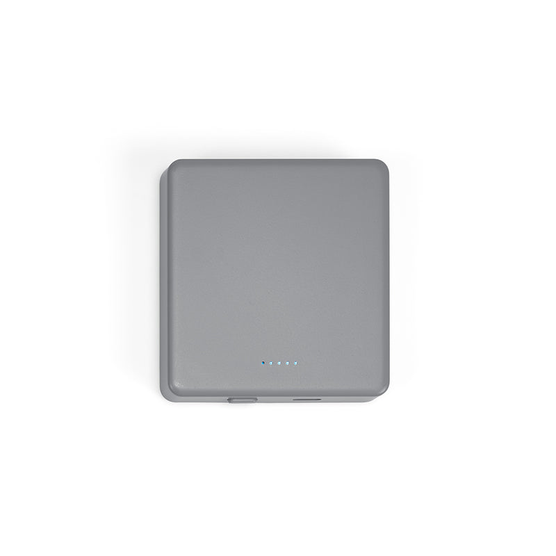 Reklamni magnetni bežični powerbank od reciklirane plastike 5000 mAh, siva boja | Poslovni pokloni