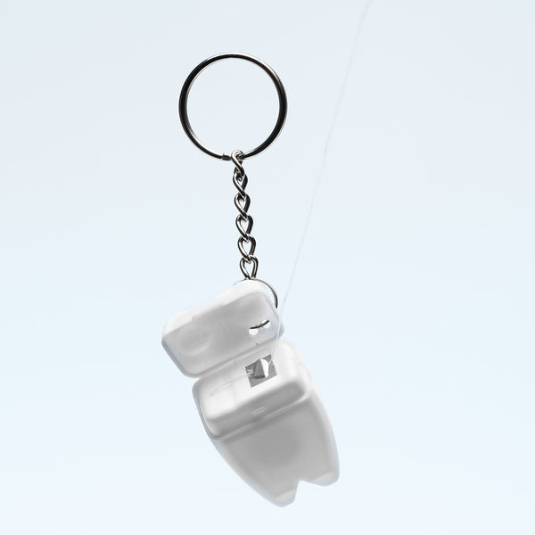 Privjesak za ključeve u obliku zuba sa zubnim koncem