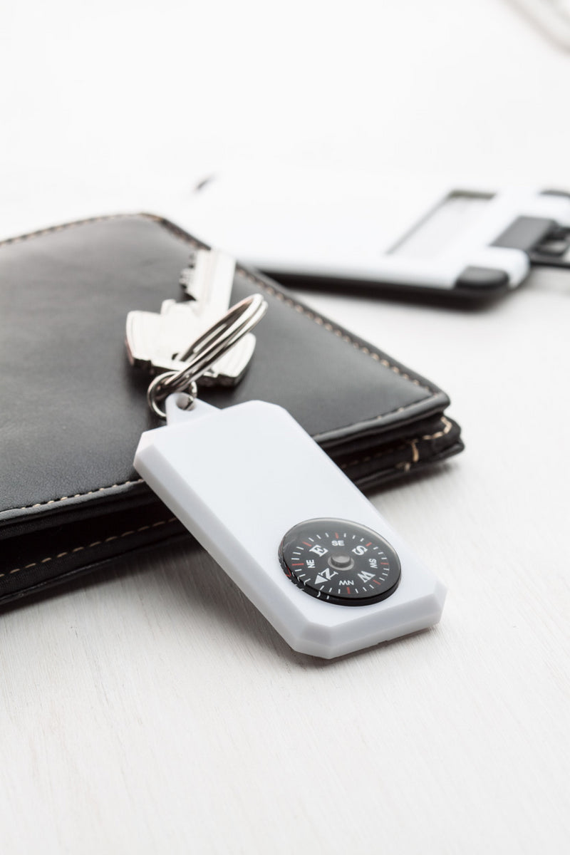 Plastični privjesak za ključeve s kompasom