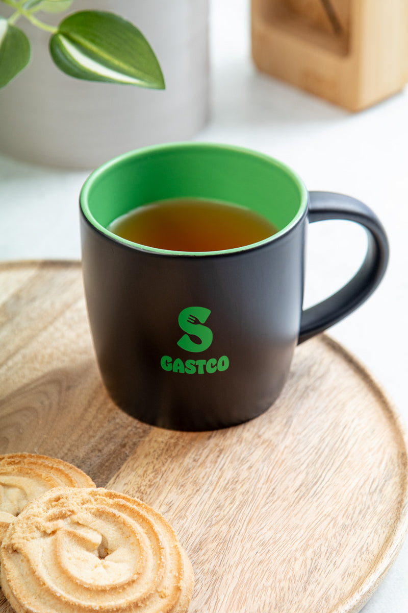 Reklamna crna keramička šalica s obojenom unutrašnjosti i gravurom u boji, 300ml, zelene boje | Promotivni pokloni