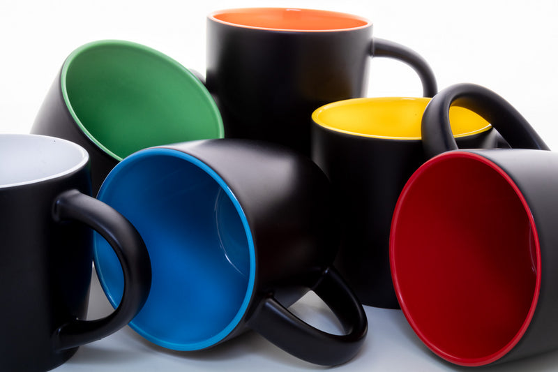 Reklamna crna keramička šalica s obojenom unutrašnjosti i gravurom u boji, 300ml, zelene boje | Promo pokloni