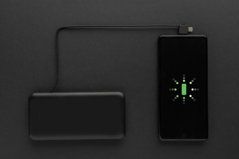 10.000mAh prijenosna baterija od recikliranog ABS-a s integriranim kabelima
