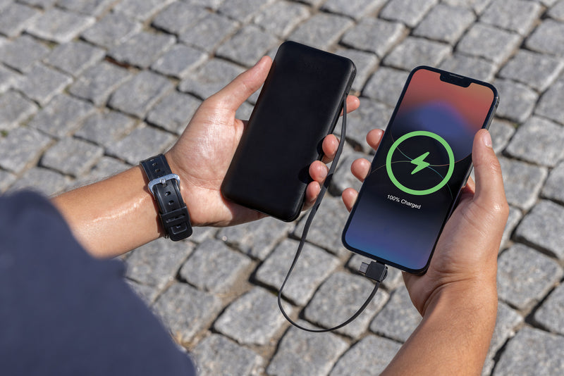 10.000mAh prijenosna baterija od recikliranog ABS-a s integriranim kabelima