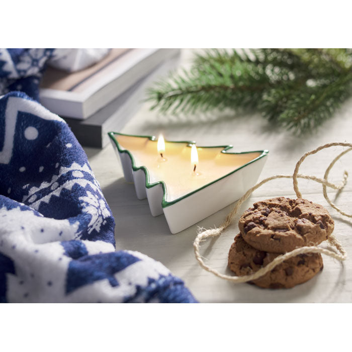 Svijeća od biljnog voska u porculanskom držaču u obliku božićnog drvca