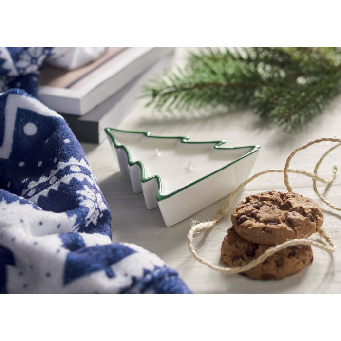 Svijeća od biljnog voska u porculanskom držaču u obliku božićnog drvca