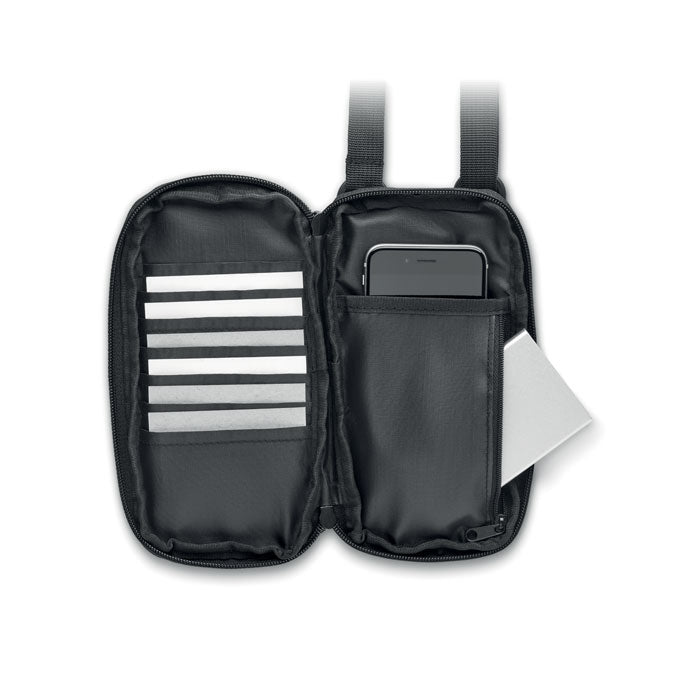 Reklamna univerzalna torbica od 300D RPET poliestera s podesivim remenom, crne boje | Poslovni pokloni