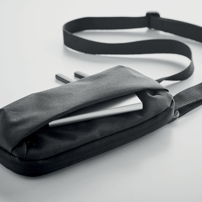 Promidžbena univerzalna torbica od 300D RPET poliestera s podesivim remenom, crne boje | Poslovni pokloni