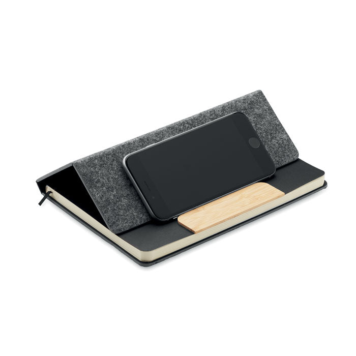 Promotivni A5 notes od RPET filca s kemijskom olovkom i stalkom za mobitel, sive boje | Promo pokloni