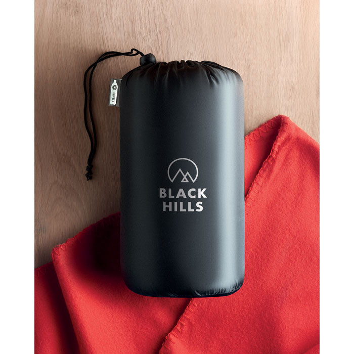 Promotivna eko putna deka od recikliranog PET materijala, crvene boje s tiskom| Poslovni pokloni