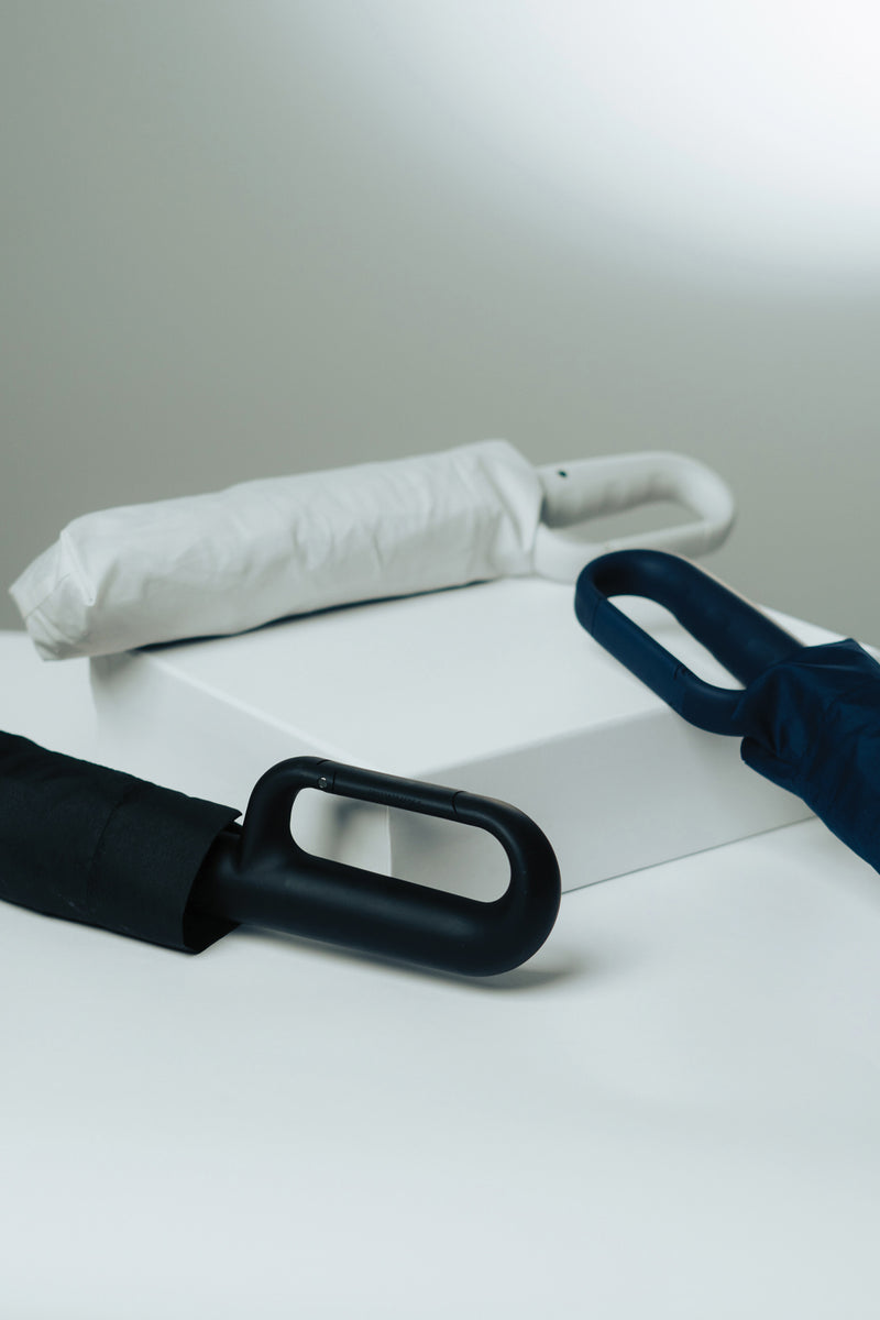 Dizajnerski 21" sklopivi kišobran s karabiner ručkom