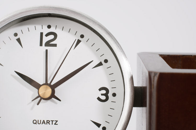 Promotivni stolni metalni sat na postolju od masivnog drveta, za tisak loga | Poslovni pokloni