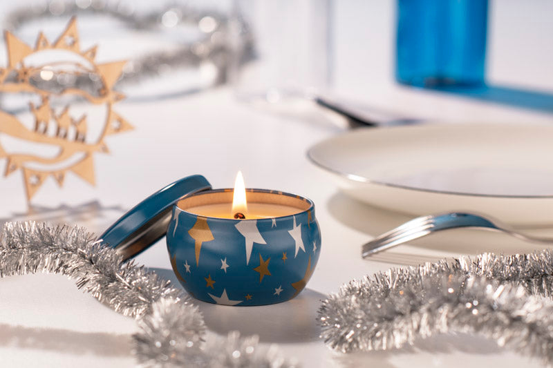 Svijeća ASTRO izrađena je od prirodnog sojinog voska s mirisom limete, bosiljka i mandarine.