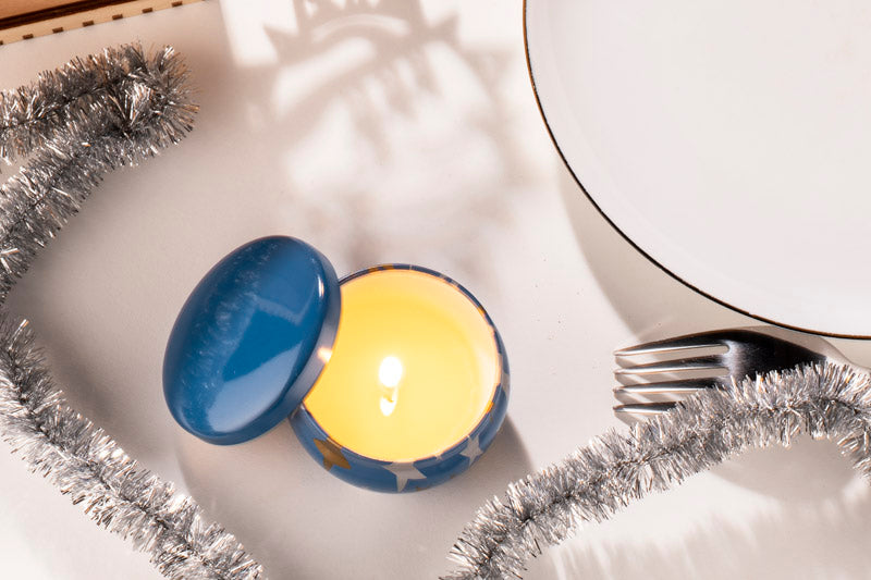 Svijeća ASTRO izrađena je od prirodnog sojinog voska s mirisom limete, bosiljka i mandarine.