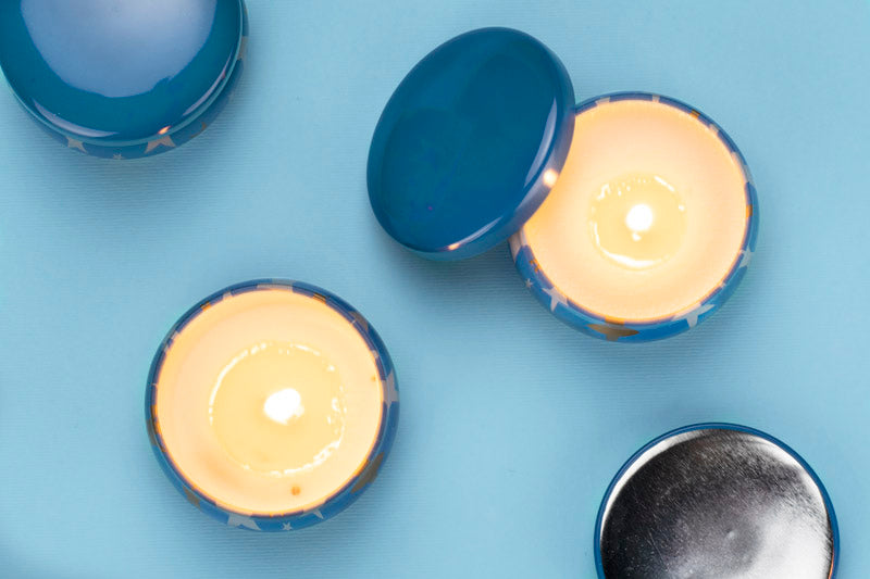 Svijeća ASTRO izrađena je od prirodnog sojinog voska s mirisom limete, bosiljka i mandarine.