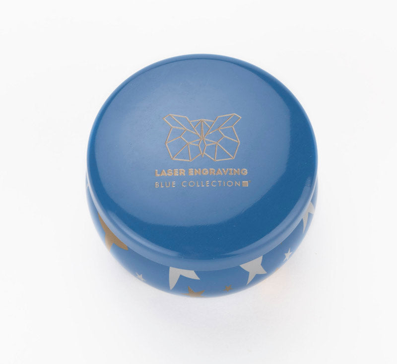 Svijeća ASTRO izrađena je od prirodnog sojinog voska s mirisom limete, bosiljka i mandarine.