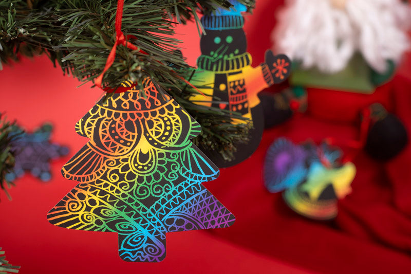 Svečani set vješalica za božićno drvce. Uz pomoć bambusovog štapića možete dizajnirati svoje unikatne kuglice na jednostavan i zabavan način.