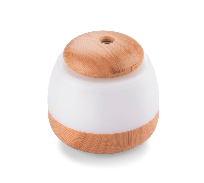 Vrlo jednostavan i praktičan za korištenje. Uz osnovnu funkciju generiranja magle, ima pozadinsko osvjetljenje u sedam boja..