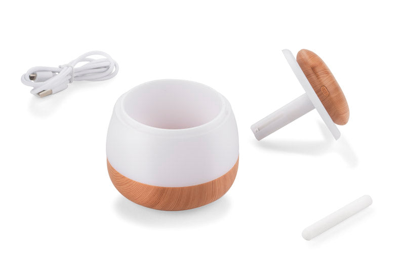 Vrlo jednostavan i praktičan za korištenje. Uz osnovnu funkciju generiranja magle, ima pozadinsko osvjetljenje u sedam boja..