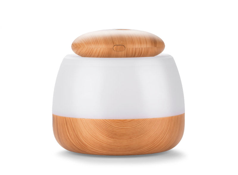 Vrlo jednostavan i praktičan za korištenje. Uz osnovnu funkciju generiranja magle, ima pozadinsko osvjetljenje u sedam boja..