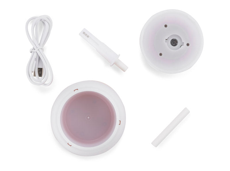 Vrlo jednostavan i praktičan za korištenje. Uz osnovnu funkciju generiranja magle, ima pozadinsko osvjetljenje u sedam boja..