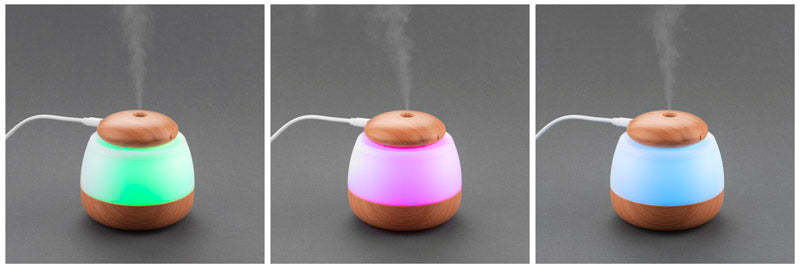 Vrlo jednostavan i praktičan za korištenje. Uz osnovnu funkciju generiranja magle, ima pozadinsko osvjetljenje u sedam boja..