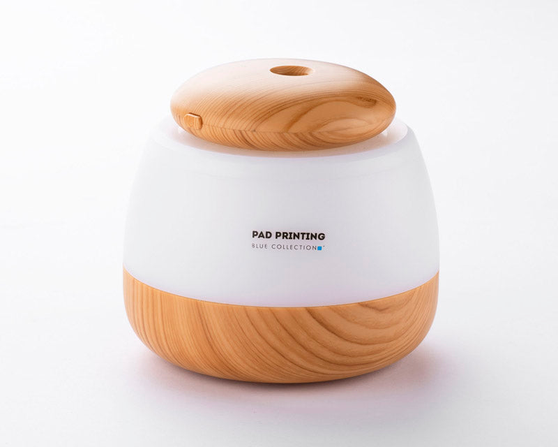 Vrlo jednostavan i praktičan za korištenje. Uz osnovnu funkciju generiranja magle, ima pozadinsko osvjetljenje u sedam boja..