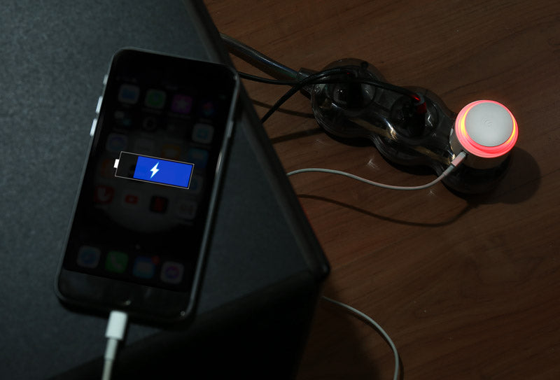 NOTTO je izuzetno praktičan za svakoga! Kombinacija je punjača i noćne lampe.