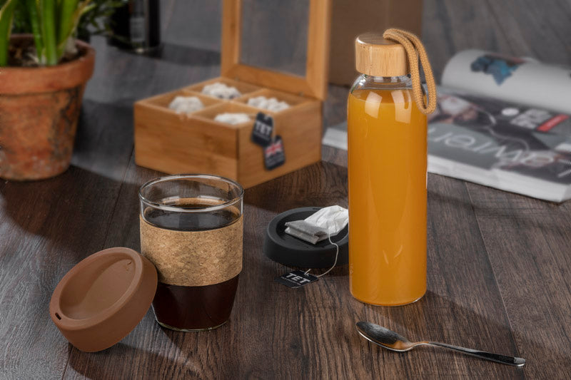 Promo eko staklena boca s čepom od bambusa, 560ml | Poslovni pokloni i reklamni materijali sa tiskom loga