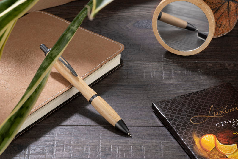 Promotivno džepno ogledalo od bambusa nezaobilazan je dodatak svake ženske torbice.