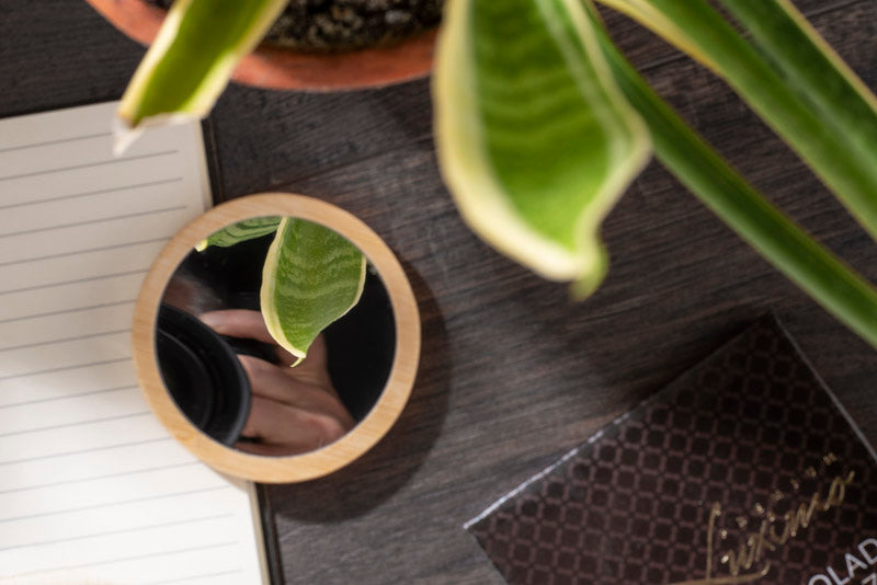 Promotivno džepno ogledalo od bambusa nezaobilazan je dodatak svake ženske torbice.