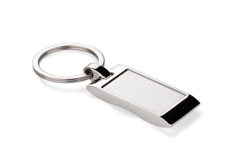 Metalni privjesak za ključeve s pravokutnim, valovitim privjeskom. Logo će biti ugraviran na površini privjeska.
