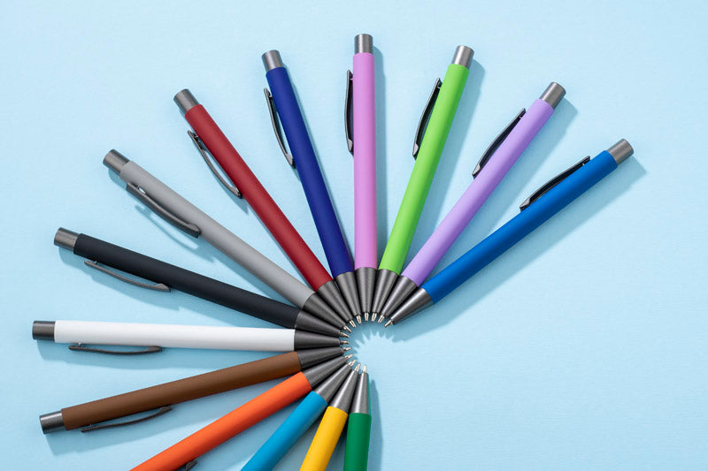 Promotivna kemijska olovka s gumiranim završetkom i plavom tintom