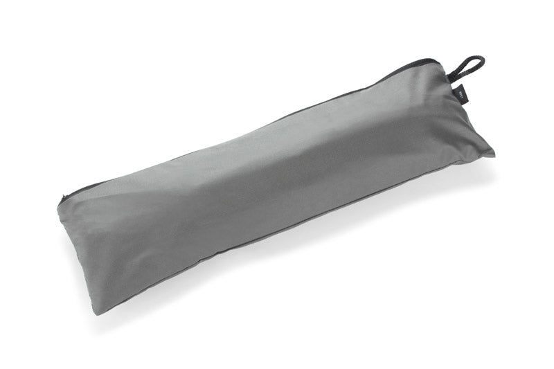 RAINY torba na vezicu i kišobran izrađena je od RPET poliestera, što je čini ekološki prihvatljivijom. Unutrašnjost torbe je jednokomorna.