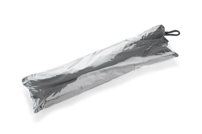 RAINY torba na vezicu i kišobran izrađena je od RPET poliestera, što je čini ekološki prihvatljivijom. Unutrašnjost torbe je jednokomorna.