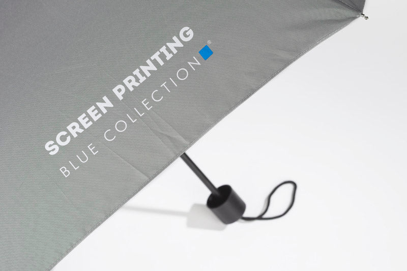 RAINY torba na vezicu i kišobran izrađena je od RPET poliestera, što je čini ekološki prihvatljivijom. Unutrašnjost torbe je jednokomorna.