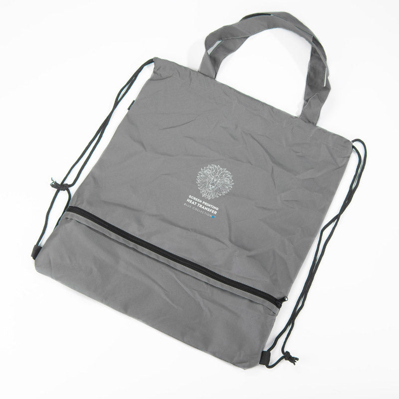 RAINY torba na vezicu i kišobran izrađena je od RPET poliestera, što je čini ekološki prihvatljivijom. Unutrašnjost torbe je jednokomorna.