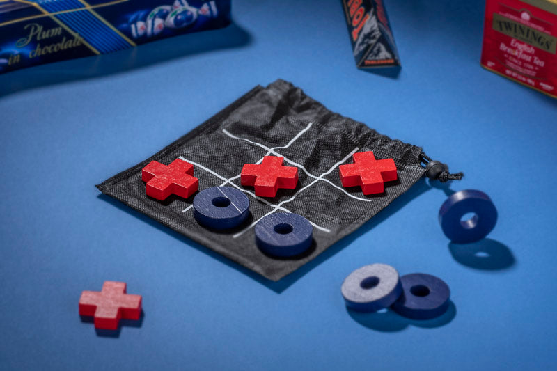 Križić kružić je dobro poznata igra koju igraju dva igrača. Pakirana je u crnoj vrećici s tiskanom pločom. Mali proizvod, savršen za ponijeti na putovanje.