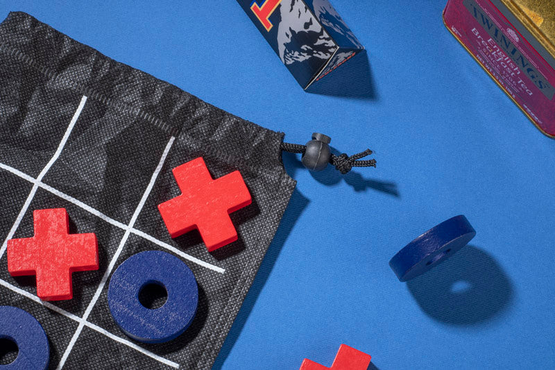 Križić kružić je dobro poznata igra koju igraju dva igrača. Pakirana je u crnoj vrećici s tiskanom pločom. Mali proizvod, savršen za ponijeti na putovanje.