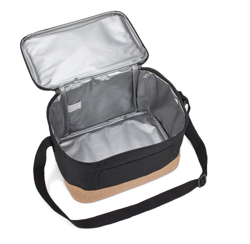 Rashladna torba TOUR Termo torba TOUR ima unutarnju izolaciju. Vrlo je udoban za korištenje, ima remen podesive duljine i kopča se patentnim zatvaračem.